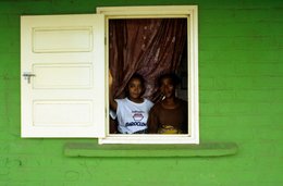 Archipel-des-Comores;-Femmes;-Fenêtre;-France;-Kaleidos;-Kaleidos-images;-La-parole-à-limage;-Laurent-Abad;-Maison;-Mayotte;-Mur-vert;-Océan-Indien;-Portrait;-Stories-Pictures;-Vie-quotidienne
